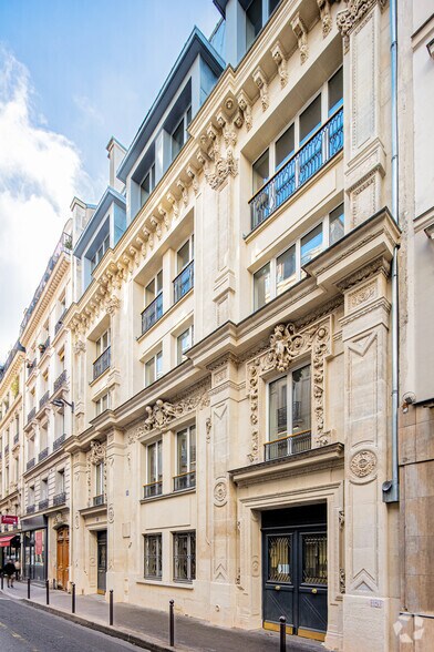 9 Rue Victor Massé, Paris for lease - Building Photo - Image 2 of 6