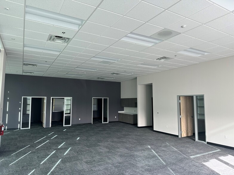 6400 E Azure Ave, Las Vegas, NV for lease - Interior Photo - Image 3 of 6