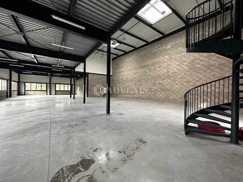 Flex in Buchelay for lease - Interior Photo - Image 2 of 8