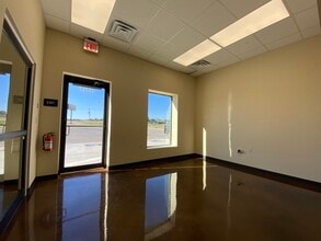 8921 NW Expressway St, Oklahoma City, OK for lease Interior Photo- Image 2 of 11