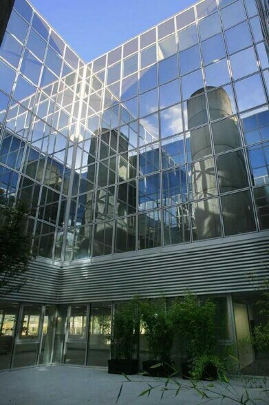 4 Rue Paul Dautier, Vélizy-Villacoublay for lease - Building Photo - Image 3 of 6