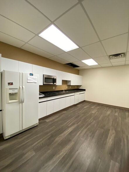 4558-4568 E 71st St, Cleveland, OH for lease - Interior Photo - Image 3 of 9