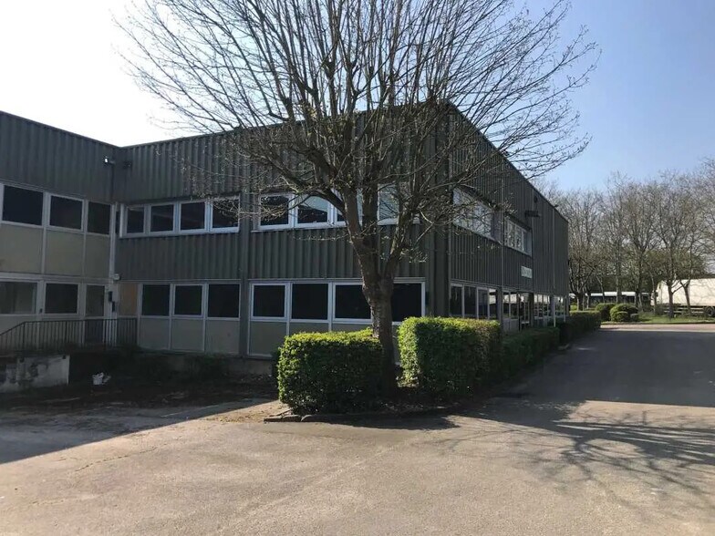 1/3 Avenue Jean Pierre Timbaud, Trappes for lease - Building Photo - Image 2 of 12
