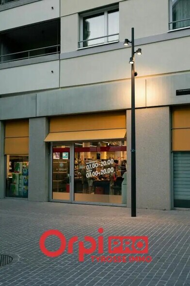 Retail in Saint-Vincent-de-Tyrosse for lease - Building Photo - Image 2 of 3