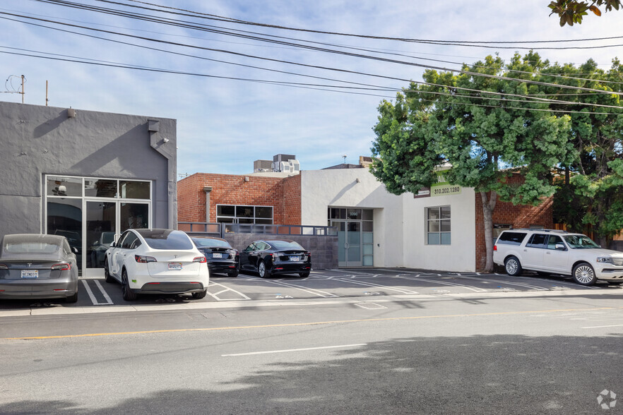 3384 Robertson Pl, Los Angeles, CA for lease - Building Photo - Image 1 of 15