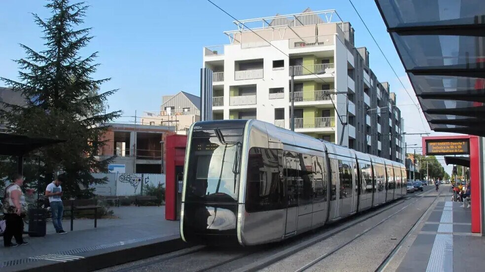 Office in Tours for lease - Building Photo - Image 1 of 3