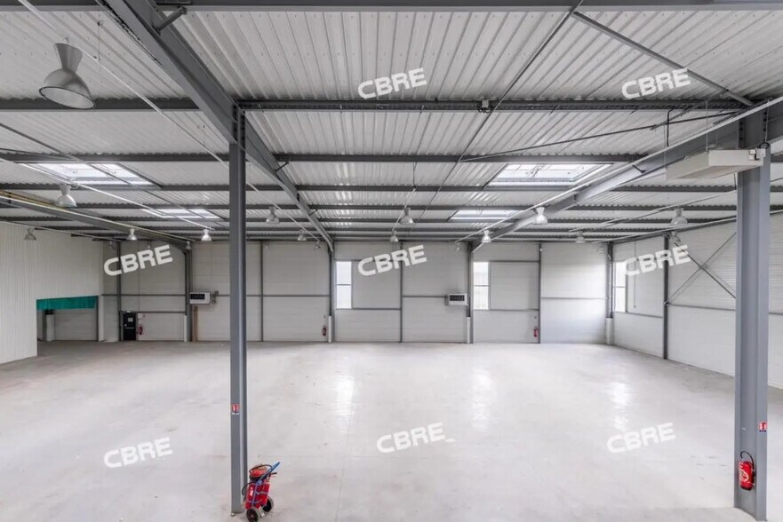 Office in Lieusaint for lease - Interior Photo - Image 3 of 24