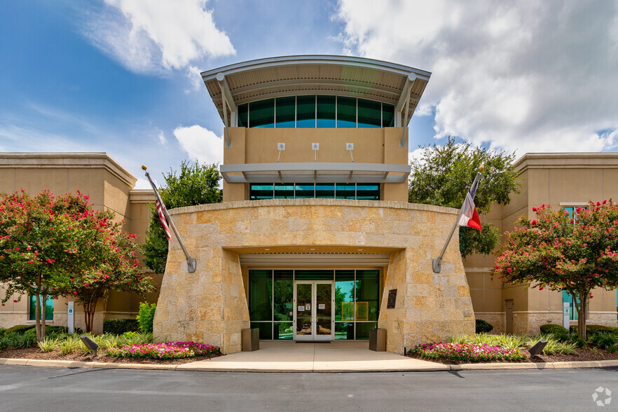 11603 W Coker Loop Rd, San Antonio, TX for lease - Building Photo - Image 2 of 13