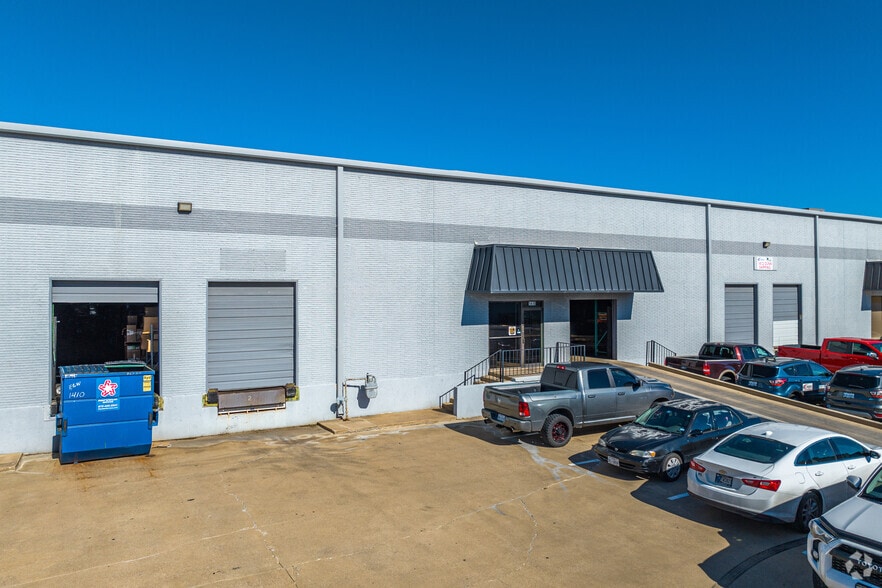 1410-1416 Dunn Dr, Carrollton, TX for lease - Building Photo - Image 2 of 4