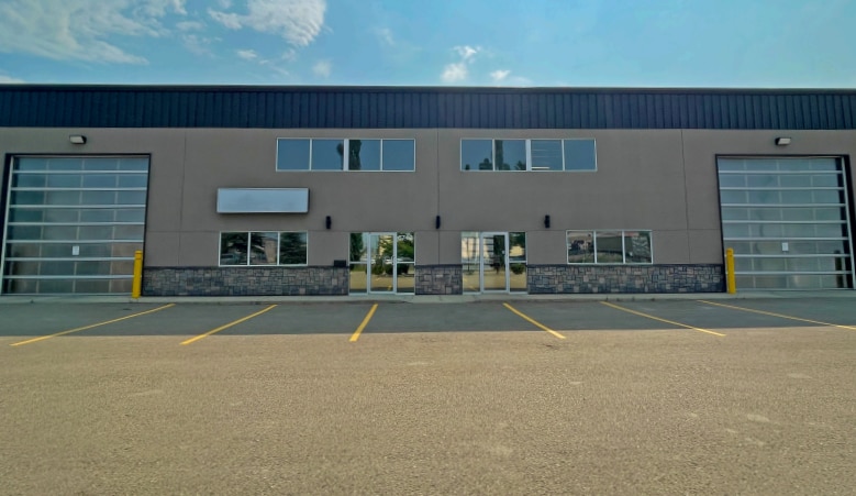 6743 Golden West Ave, Red Deer, AB for sale Primary Photo- Image 1 of 1