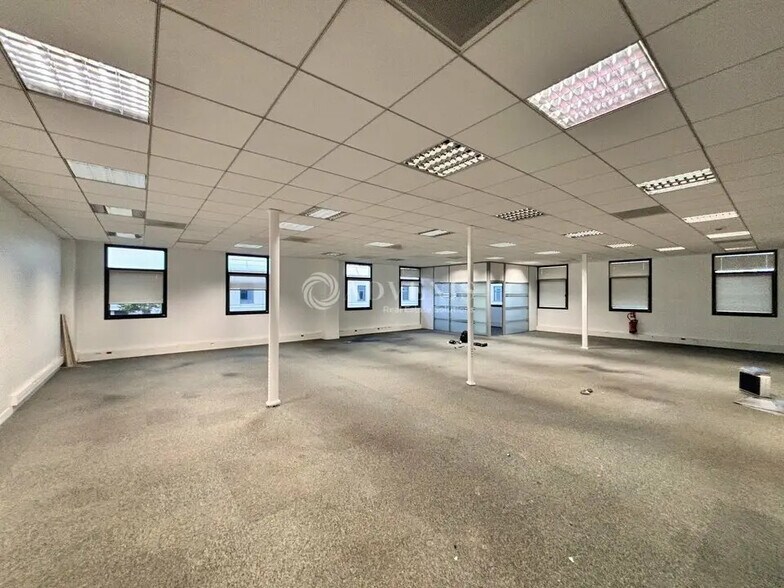 Office in Créteil for lease - Interior Photo - Image 3 of 11