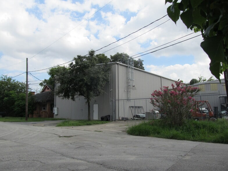 3719 & 3721 LEELAND ST, 3718 BELL STREET portfolio of 3 properties for sale on LoopNet.com - Building Photo - Image 3 of 23