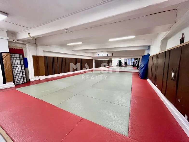 Retail in Lyon for lease - Building Photo - Image 1 of 5