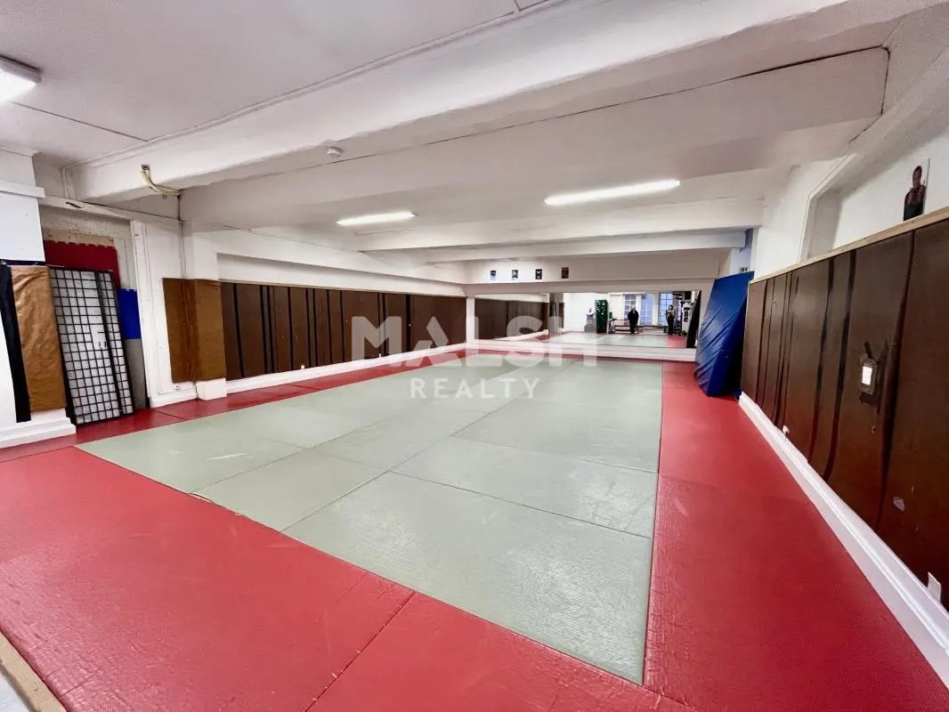 Retail in Lyon for lease Building Photo- Image 1 of 6