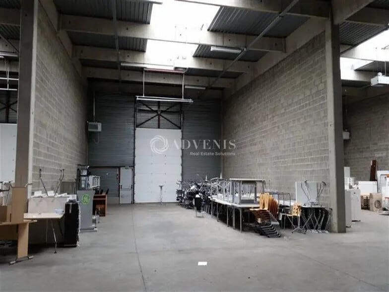 Industrial in Coignières for lease - Interior Photo - Image 3 of 5