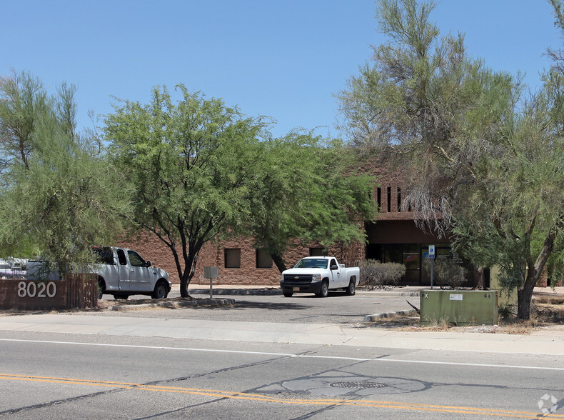 8020 N Business Park Dr, Tucson, AZ for lease - Building Photo - Image 2 of 21