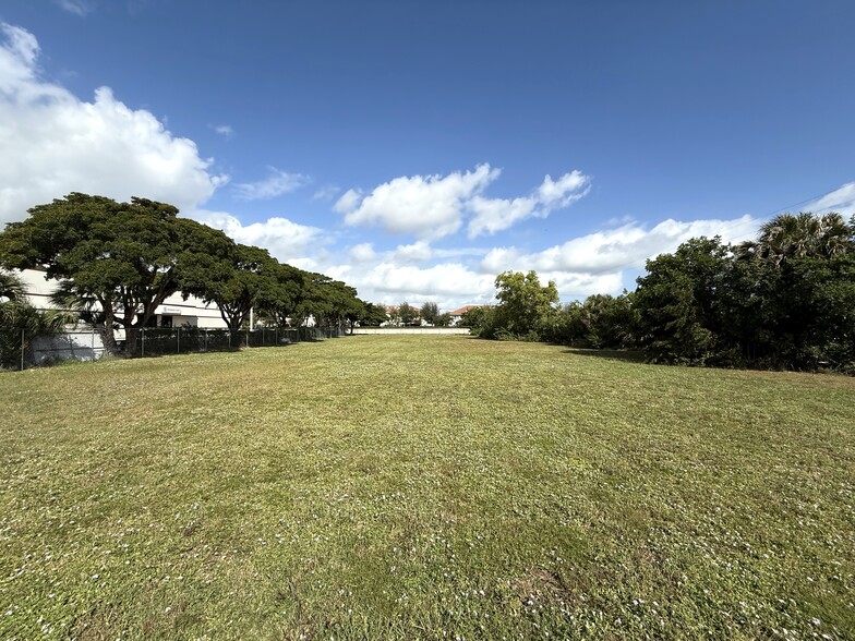 1521 Neptune Drive Dr, Boynton Beach, FL for lease - Building Photo - Image 1 of 9