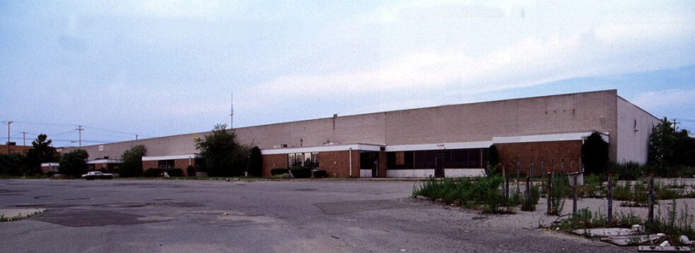 1660 Old Country Rd, Plainview, NY for lease - Building Photo - Image 3 of 3