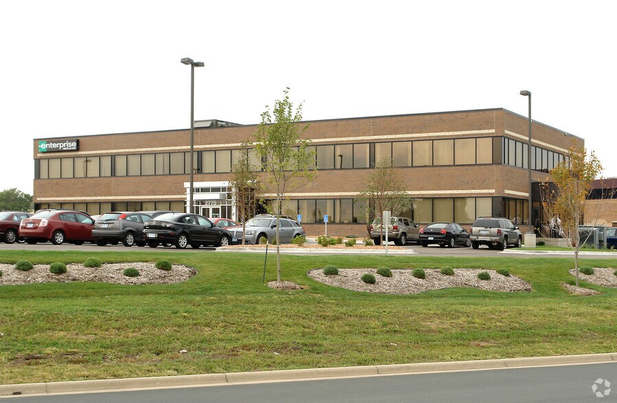 2775 Blue Water Rd, Eagan, MN for sale - Primary Photo - Image 1 of 2