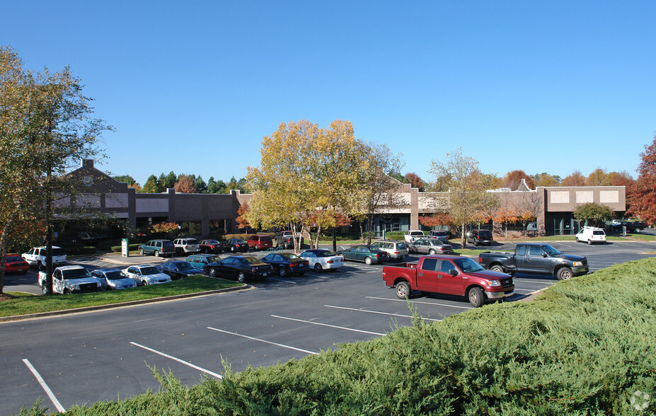 11390 Old Roswell Rd, Alpharetta, GA for lease - Building Photo - Image 1 of 7