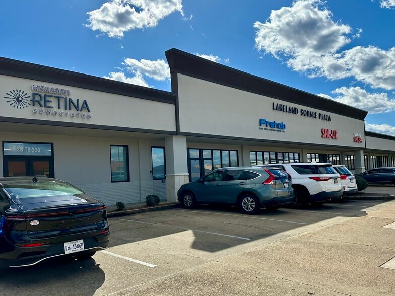 1000 Lakeland Sq, Flowood, MS for lease - Building Photo - Image 1 of 15