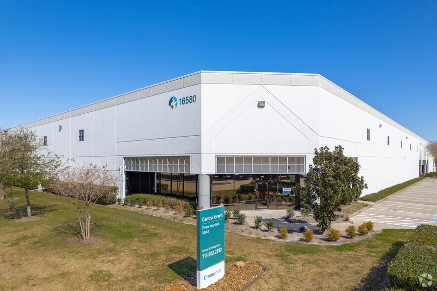 16580 Air Center Blvd, Houston, TX for lease - Building Photo - Image 1 of 6
