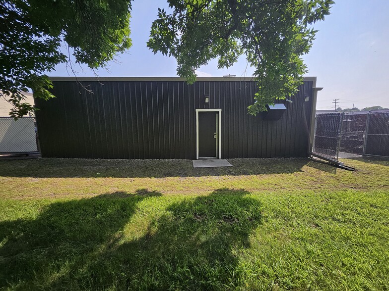 691 NE 39th Ave, Minneapolis, MN for lease - Building Photo - Image 3 of 12