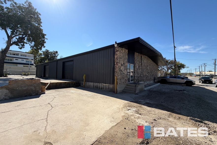 1850 W Commerce St, Dallas, TX for lease - Building Photo - Image 1 of 7