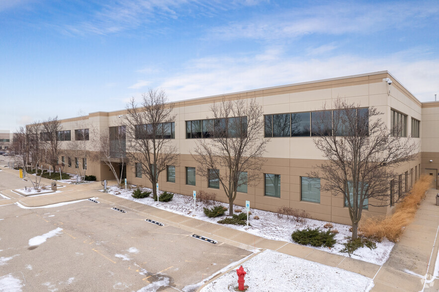 2200 Millbrook Dr, Buffalo Grove, IL for lease - Building Photo - Image 3 of 8