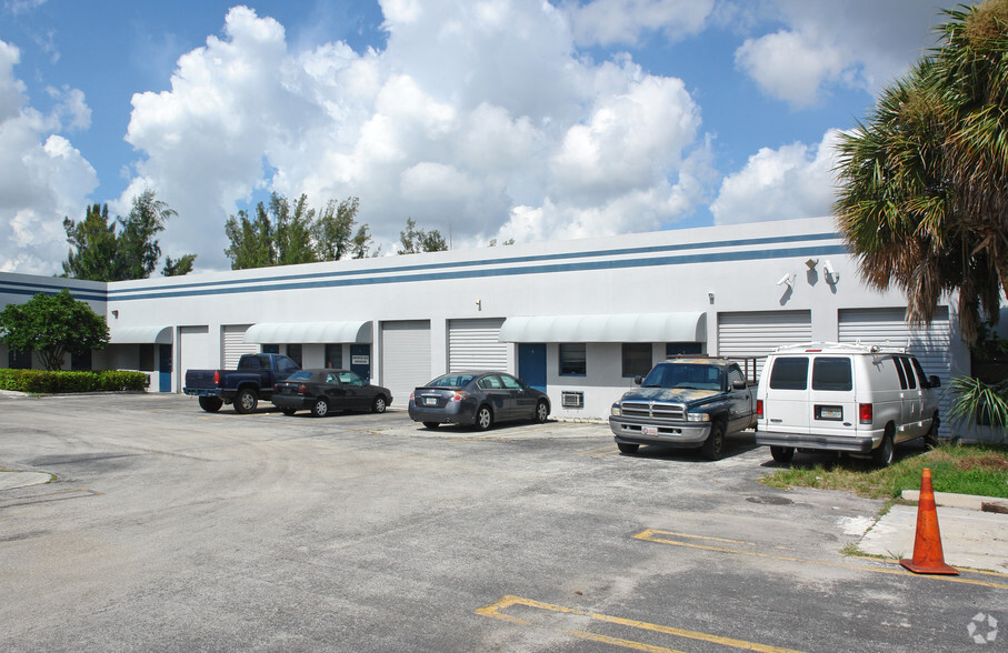 3114 45th St, West Palm Beach, FL for lease - Building Photo - Image 2 of 6