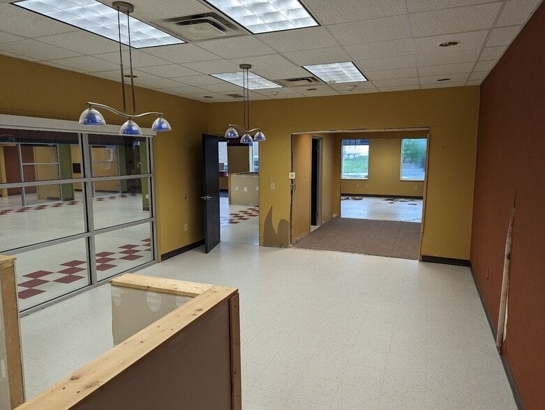 716 Watervliet Ave, Dayton, OH for sale - Interior Photo - Image 2 of 7