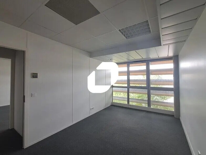 Office in Bordeaux for lease - Interior Photo - Image 2 of 15