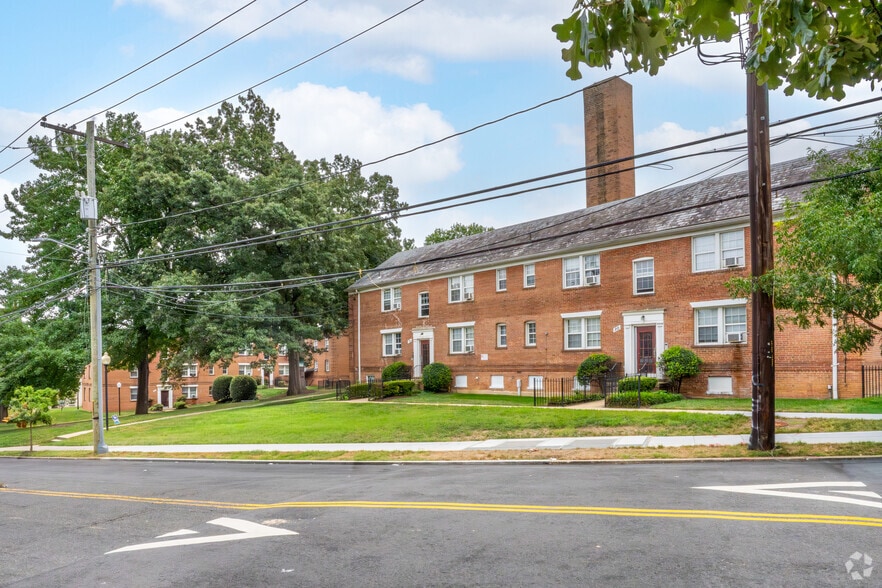 32 Chesapeake St SW, Washington, DC for sale - Building Photo - Image 2 of 15