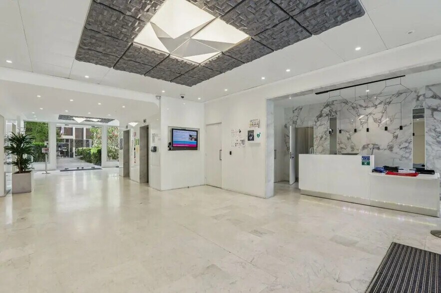 6-8 Rue Eugène Oudiné, Paris for lease - Lobby - Image 2 of 9