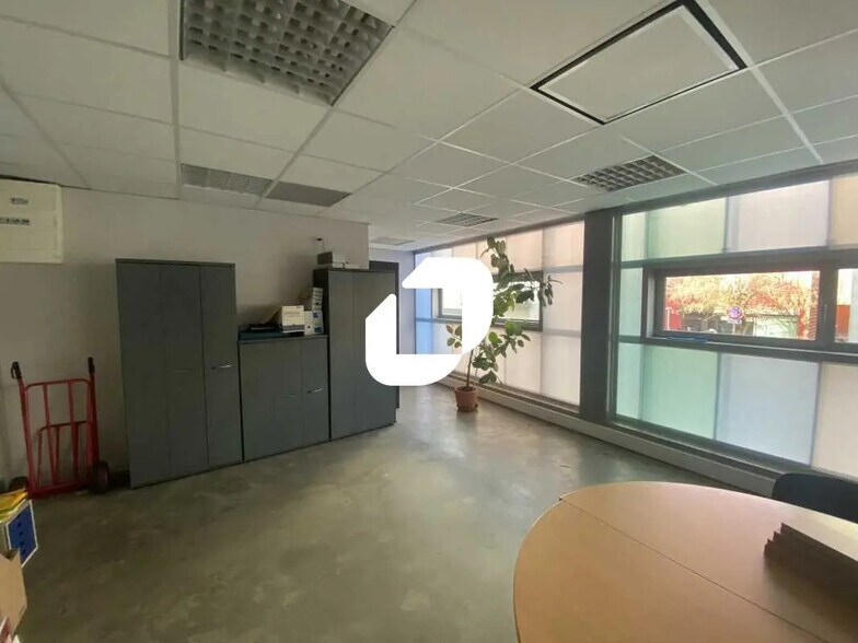 Office in Bordeaux for lease - Interior Photo - Image 2 of 7