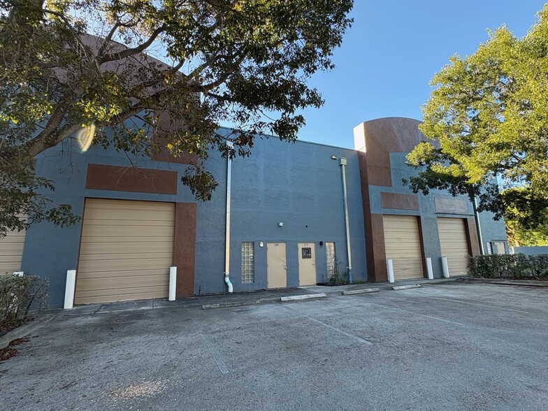 20200 NW 2nd Ave, Miami, FL for lease - Building Photo - Image 1 of 4