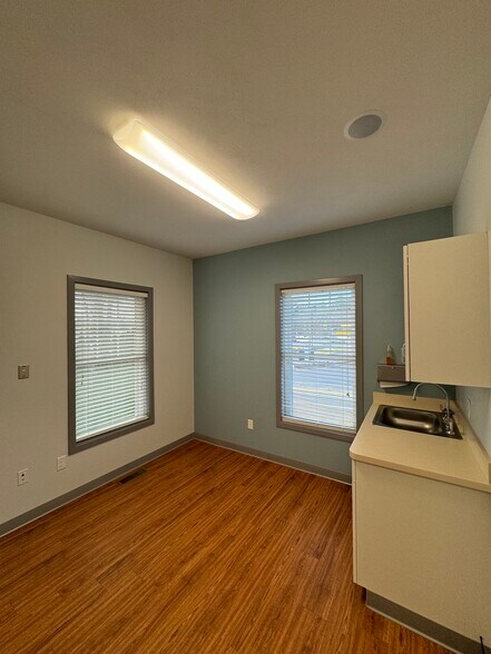 49 Atwood Rd, Pelham, NH for lease - Interior Photo - Image 3 of 9