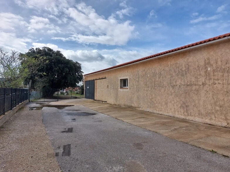 Flex in Saint-Cyr-sur-Mer for lease - Building Photo - Image 2 of 6