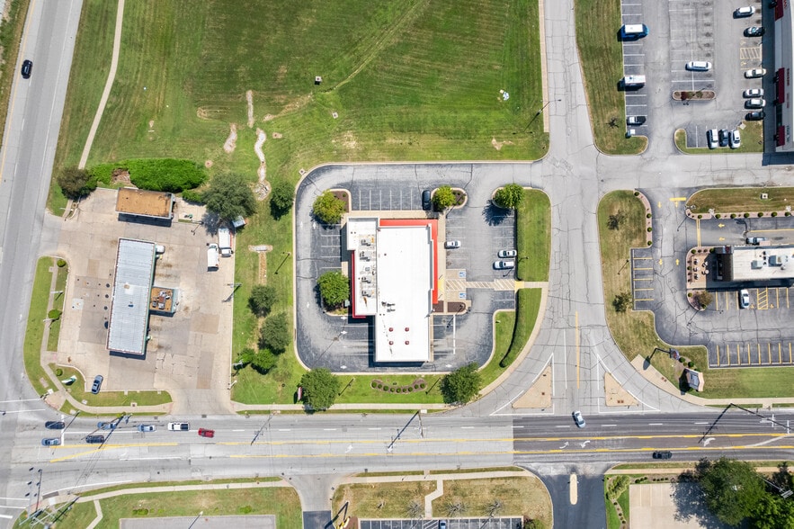 6950 Parker Rd, Florissant, MO for sale - Building Photo - Image 2 of 5