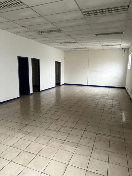 Retail in Saran for lease - Building Photo - Image 3 of 7