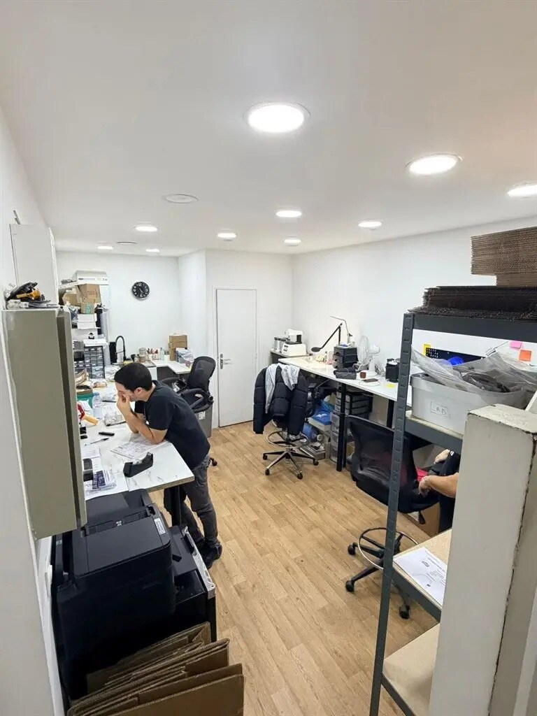 Retail in Paris for lease Building Photo- Image 1 of 5