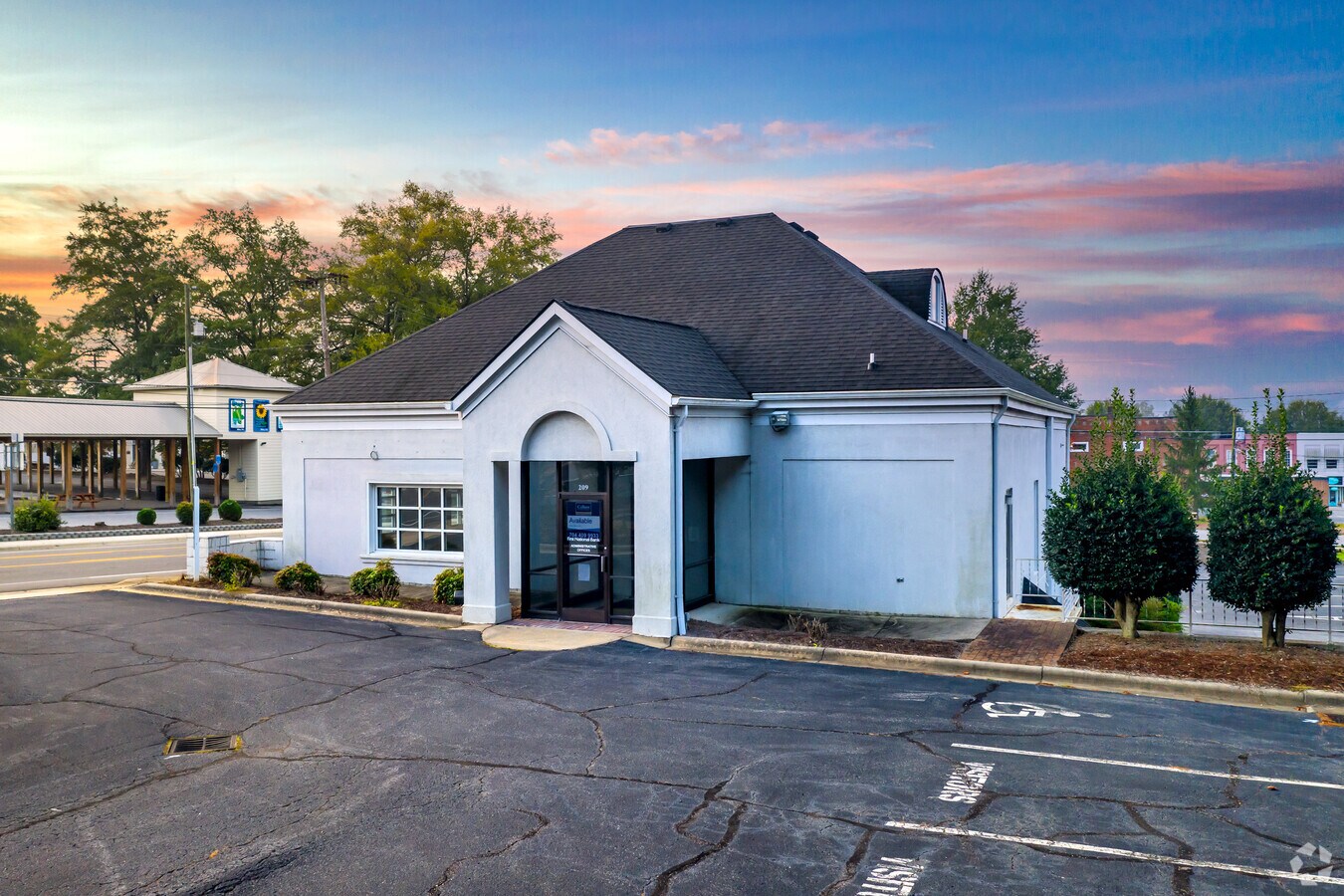 209 N Bridge St, Elkin, NC 28621