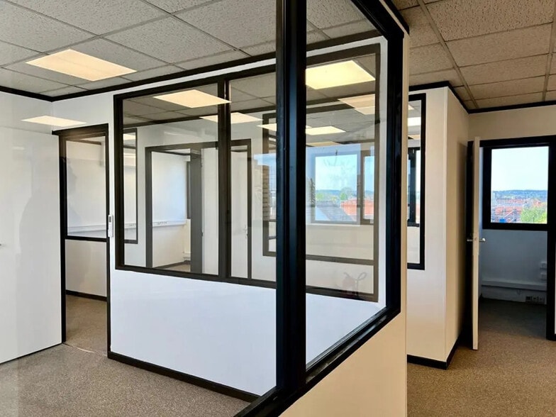 Office in Antony for lease - Interior Photo - Image 2 of 9