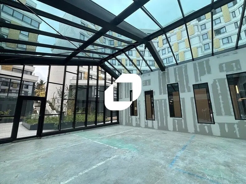 Retail in Nanterre for lease - Building Photo - Image 2 of 24