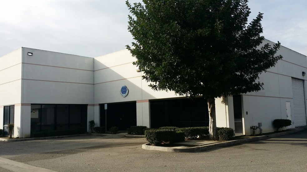 1995 W Holt Ave, Pomona, CA for lease - Primary Photo - Image 1 of 4