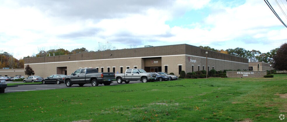1395 Blue Hills Ave, Bloomfield, CT for sale - Primary Photo - Image 1 of 1