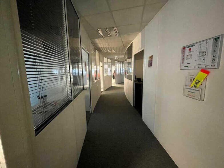 Office in Rouen for lease - Interior Photo - Image 2 of 3