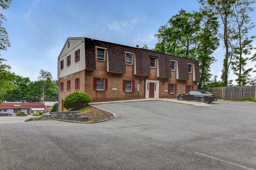 917 Mountain Ave, Mountainside, NJ 07092