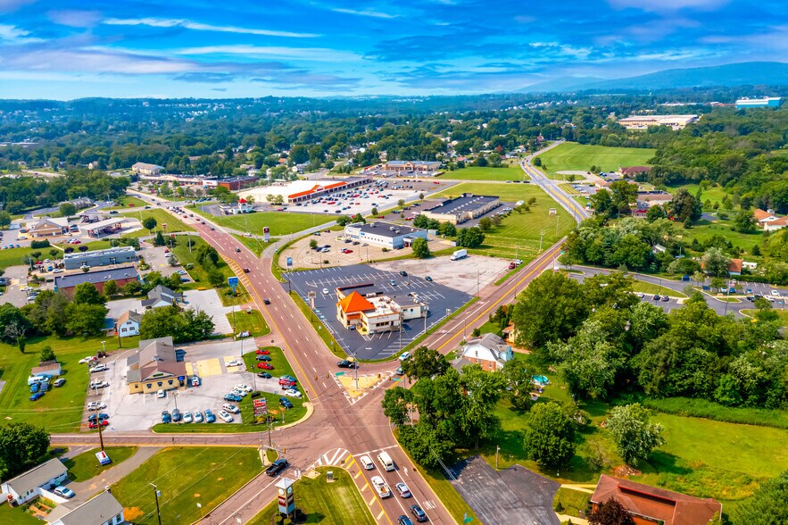 180 Old Swede Hwy, Douglassville, PA for lease - Building Photo - Image 1 of 7