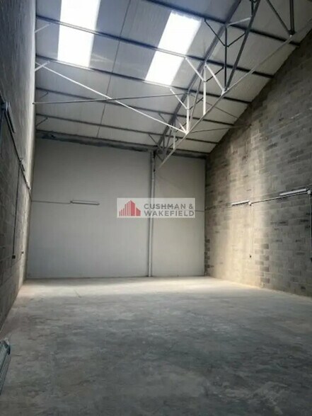 Flex in Nîmes for lease - Interior Photo - Image 2 of 3